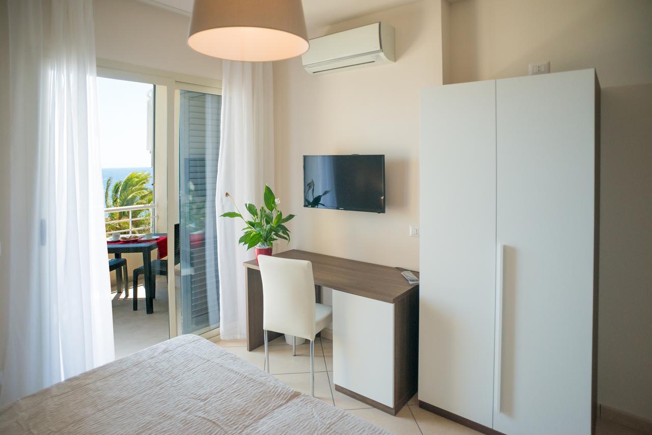 Riva Del Sol Bed & Breakfast Santa Teresa Di Riva Dış mekan fotoğraf